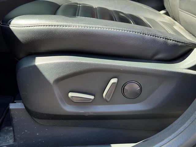 Photo of 2022 Green Metallic Ford Edge