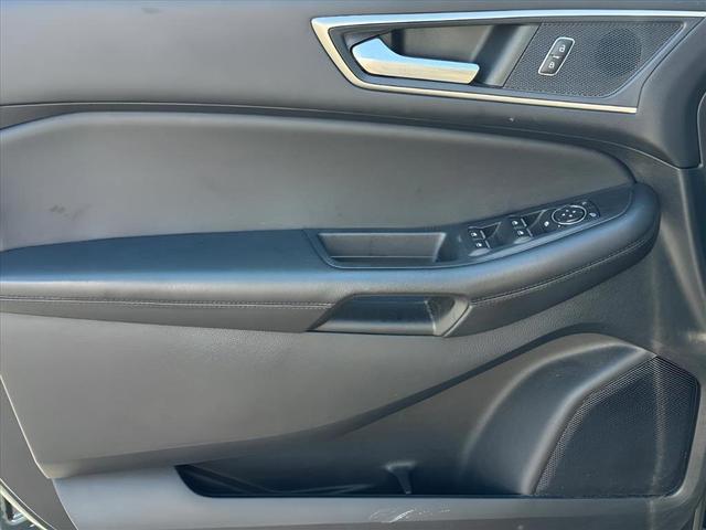 Photo of 2022 Green Metallic Ford Edge