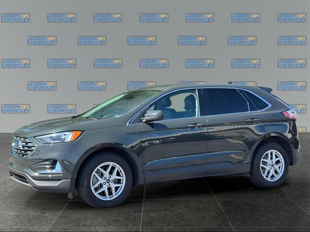 Photo of 2022 Green Metallic Ford Edge