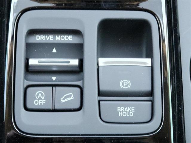 Photo of 2025 White Pearl Honda Pilot