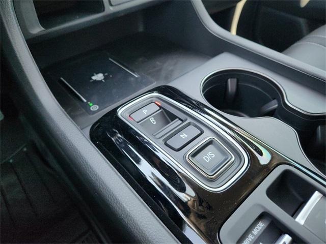 Photo of 2025 White Pearl Honda Pilot