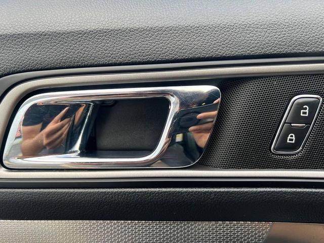 Photo of 2019 Agate Black Ford Explorer