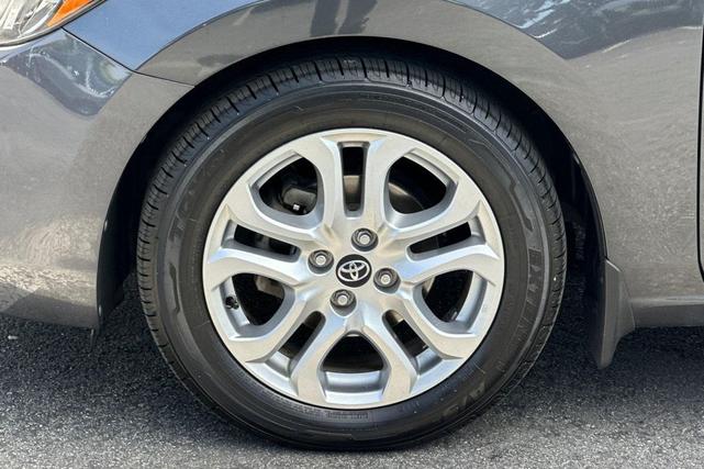 Photo of 2018 Gray Toyota Yaris iA