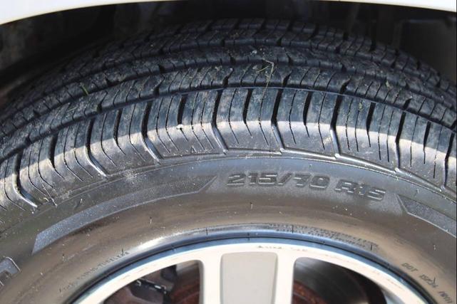 Photo of 2004 Silverleaf Metallic Chevrolet Tracker