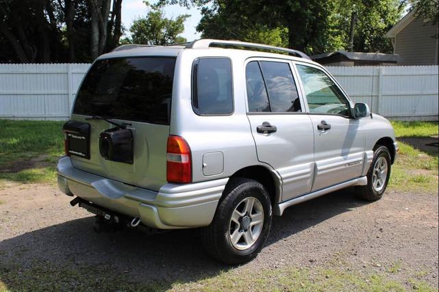 Photo of 2004 Silverleaf Metallic Chevrolet Tracker