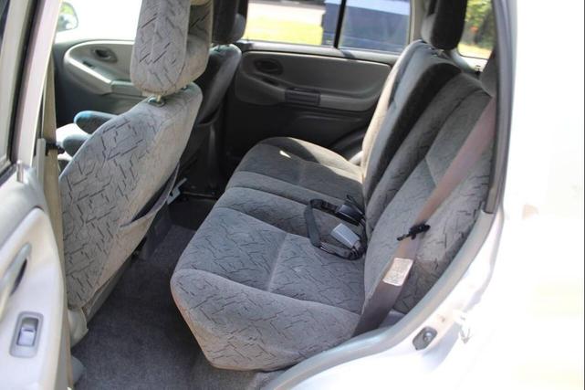 Photo of 2004 Silverleaf Metallic Chevrolet Tracker