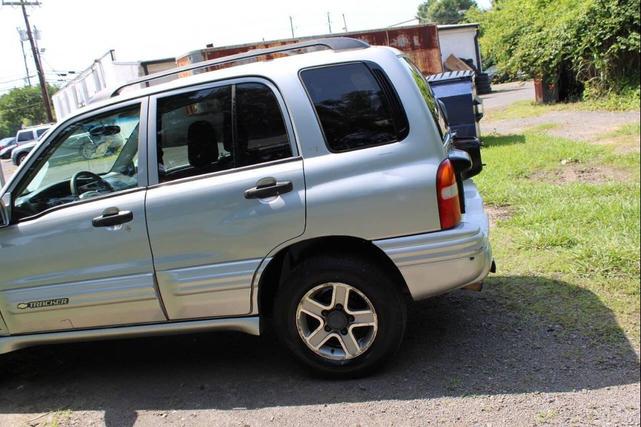 Photo of 2004 Silverleaf Metallic Chevrolet Tracker