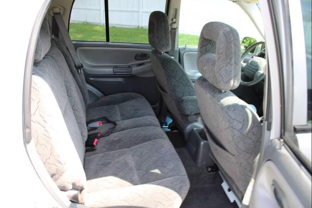 Photo of 2004 Silverleaf Metallic Chevrolet Tracker