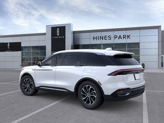 Photo of 2025 White Platinum Metallic Tri-Coat Lincoln Nautilus