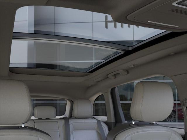 Photo of 2025 White Platinum Metallic Tri-Coat Lincoln Nautilus