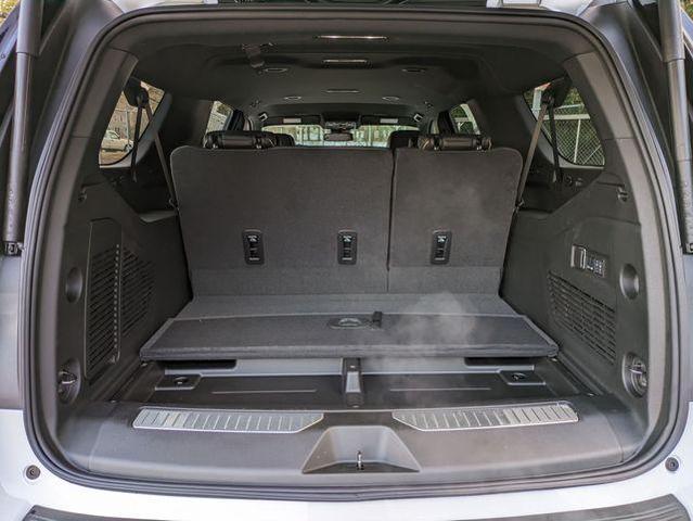 Photo of 2025 Iridescent Pearl Tricoat Chevrolet Suburban