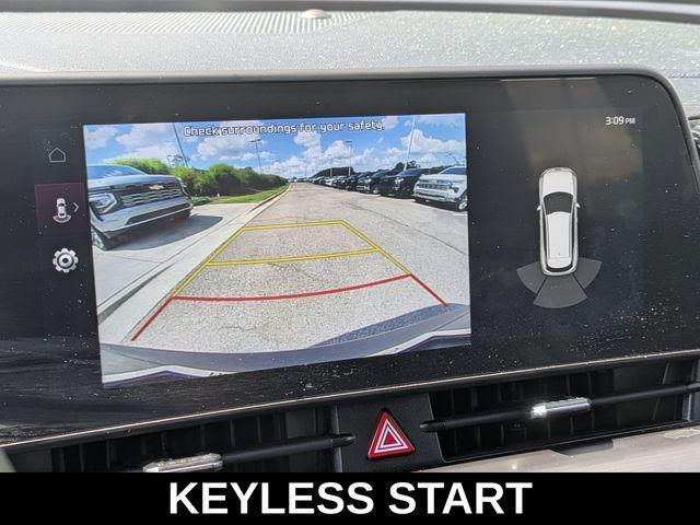 Photo of 2023 Glacial White Pearl Kia Sportage
