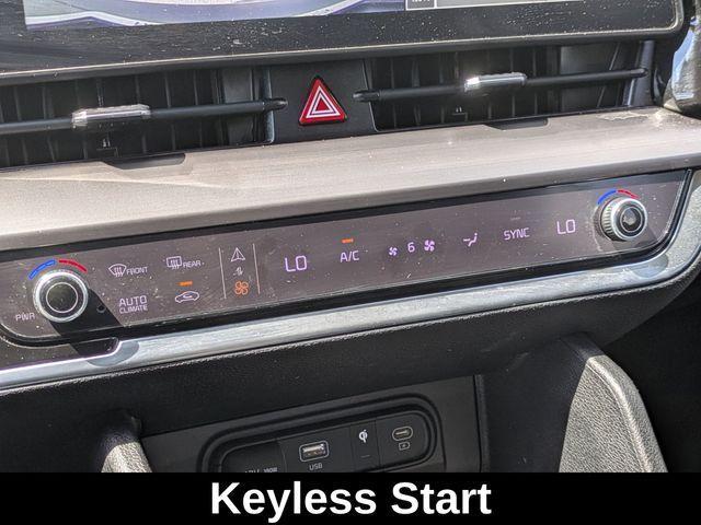 Photo of 2023 Glacial White Pearl Kia Sportage