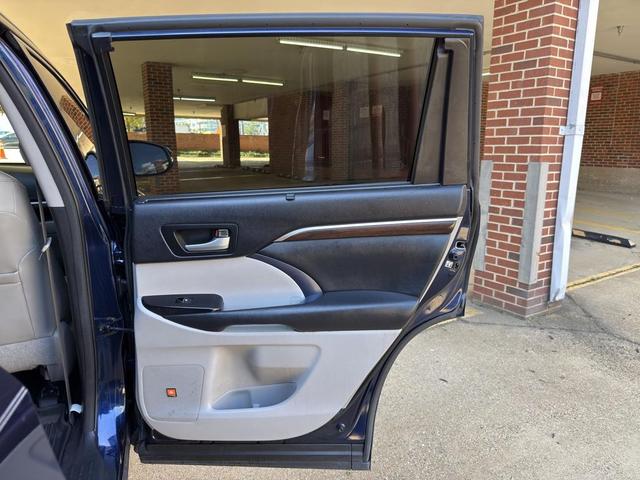 Photo of 2015 Nautical Blue Metallic Toyota Highlander