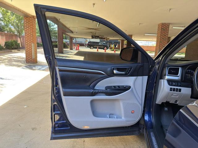 Photo of 2015 Nautical Blue Metallic Toyota Highlander