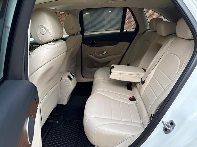 Photo of 2022 Polar White Mercedes-Benz GLC 300
