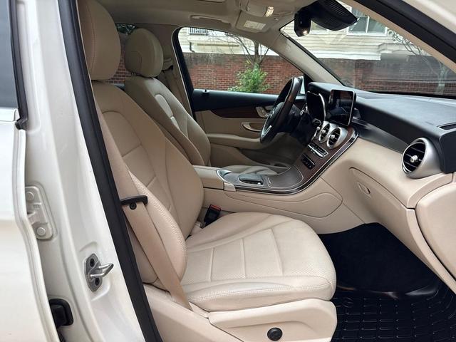 Photo of 2022 Polar White Mercedes-Benz GLC 300