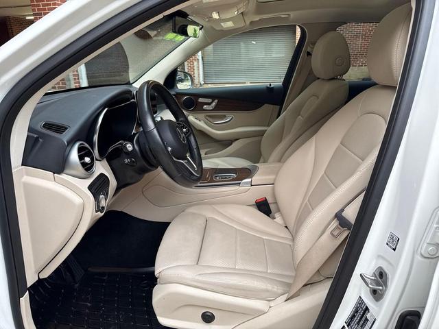 Photo of 2022 Polar White Mercedes-Benz GLC 300