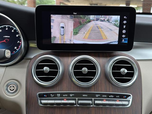 Photo of 2022 Polar White Mercedes-Benz GLC 300