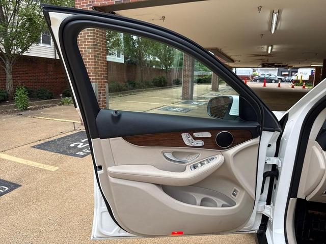 Photo of 2022 Polar White Mercedes-Benz GLC 300