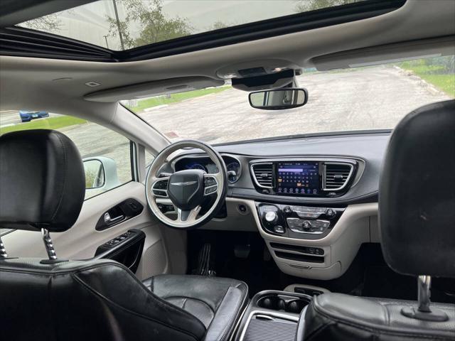 Photo of 2019 Bright White Clearcoat Chrysler Pacifica