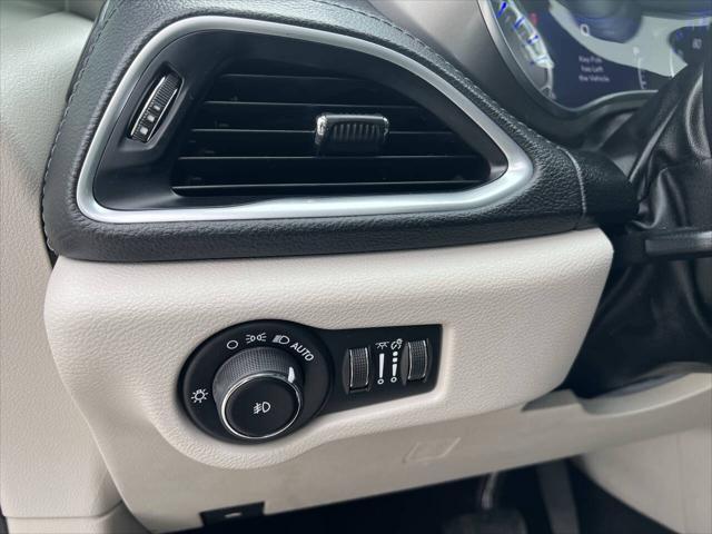 Photo of 2019 Bright White Clearcoat Chrysler Pacifica