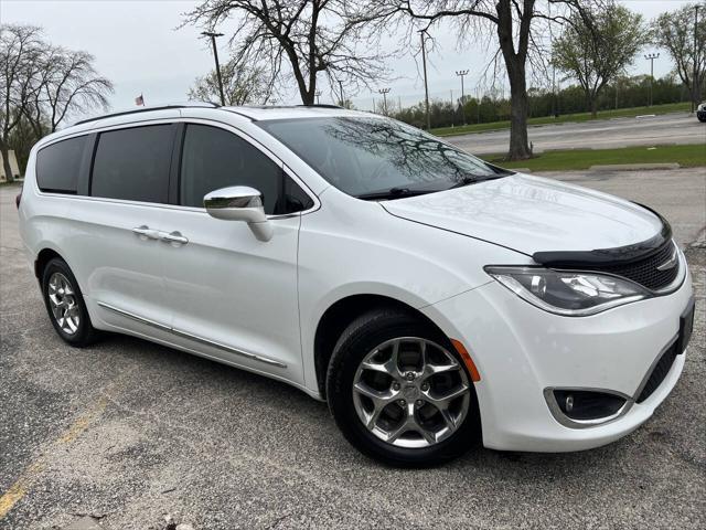Photo of 2019 Bright White Clearcoat Chrysler Pacifica