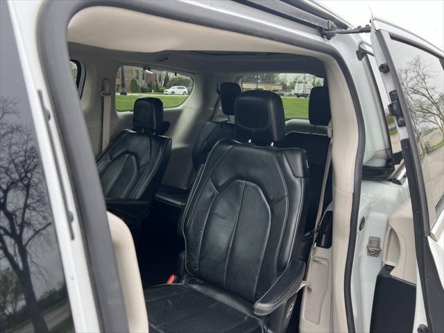 Photo of 2019 Bright White Clearcoat Chrysler Pacifica