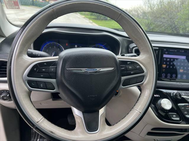 Photo of 2019 Bright White Clearcoat Chrysler Pacifica