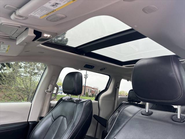 Photo of 2019 Bright White Clearcoat Chrysler Pacifica