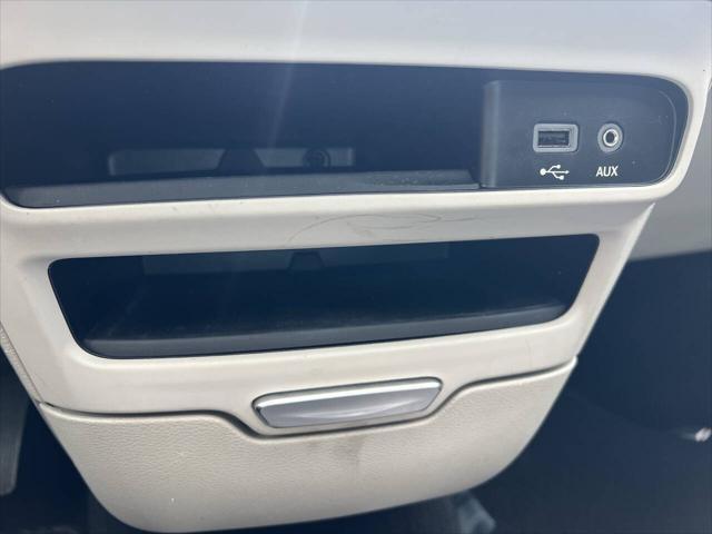 Photo of 2019 Bright White Clearcoat Chrysler Pacifica