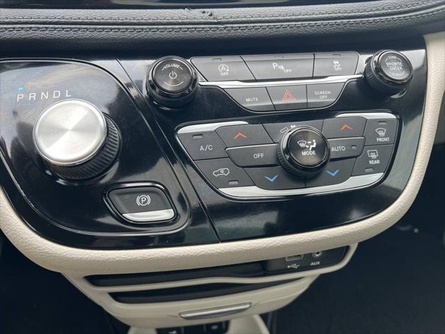 Photo of 2019 Bright White Clearcoat Chrysler Pacifica