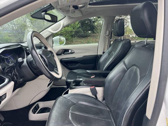 Photo of 2019 Bright White Clearcoat Chrysler Pacifica