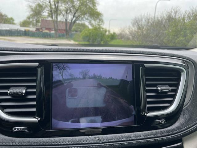 Photo of 2019 Bright White Clearcoat Chrysler Pacifica