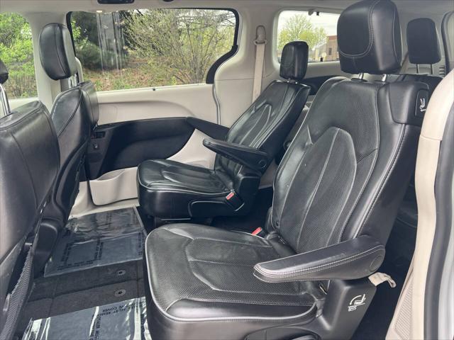 Photo of 2019 Bright White Clearcoat Chrysler Pacifica