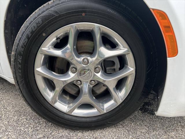 Photo of 2019 Bright White Clearcoat Chrysler Pacifica