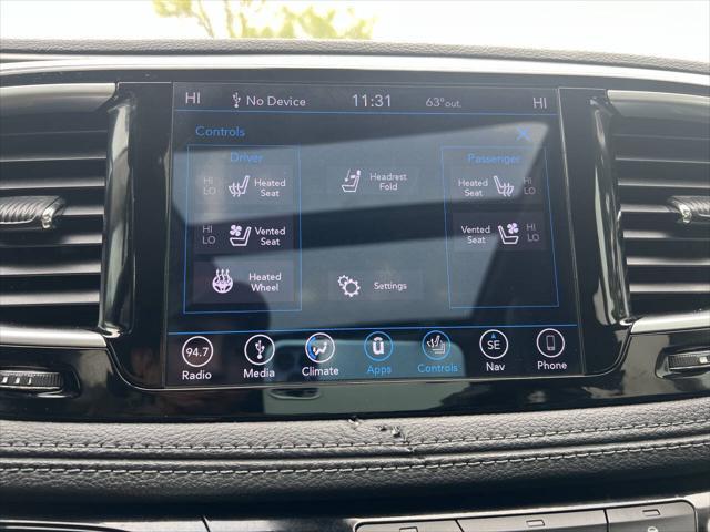 Photo of 2019 Bright White Clearcoat Chrysler Pacifica