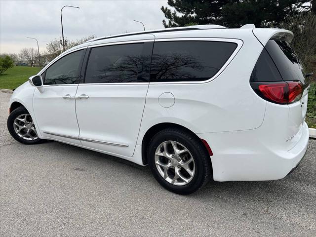 Photo of 2019 Bright White Clearcoat Chrysler Pacifica
