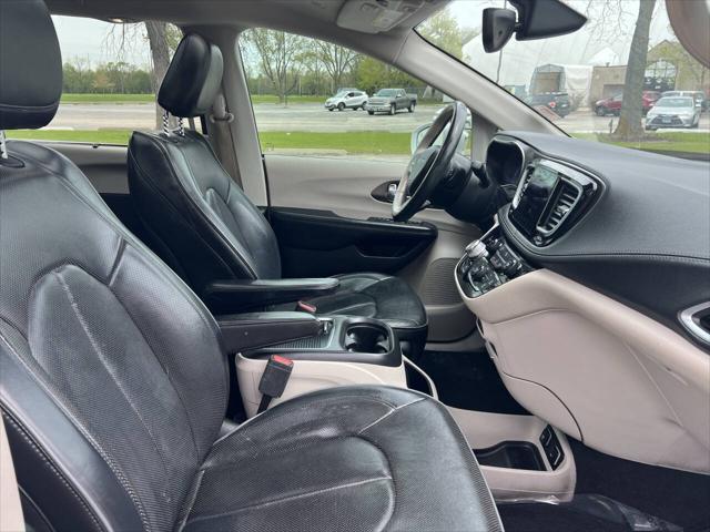 Photo of 2019 Bright White Clearcoat Chrysler Pacifica