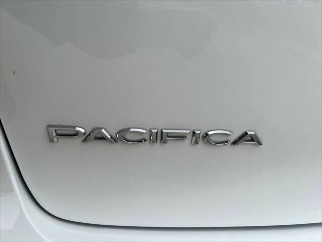 Photo of 2019 Bright White Clearcoat Chrysler Pacifica