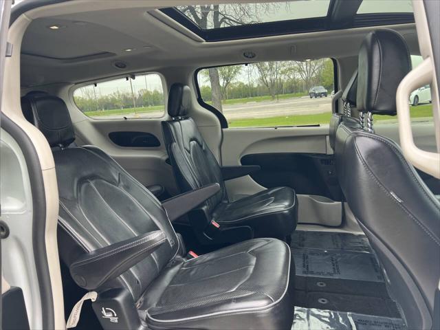 Photo of 2019 Bright White Clearcoat Chrysler Pacifica