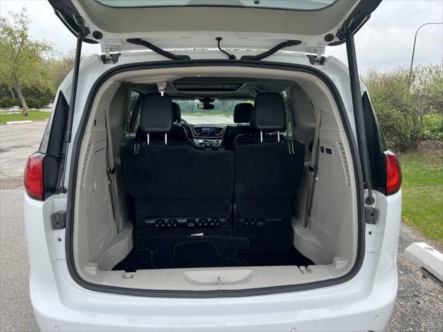 Photo of 2019 Bright White Clearcoat Chrysler Pacifica