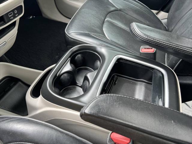 Photo of 2019 Bright White Clearcoat Chrysler Pacifica