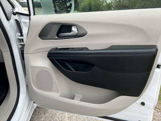 Photo of 2019 Bright White Clearcoat Chrysler Pacifica