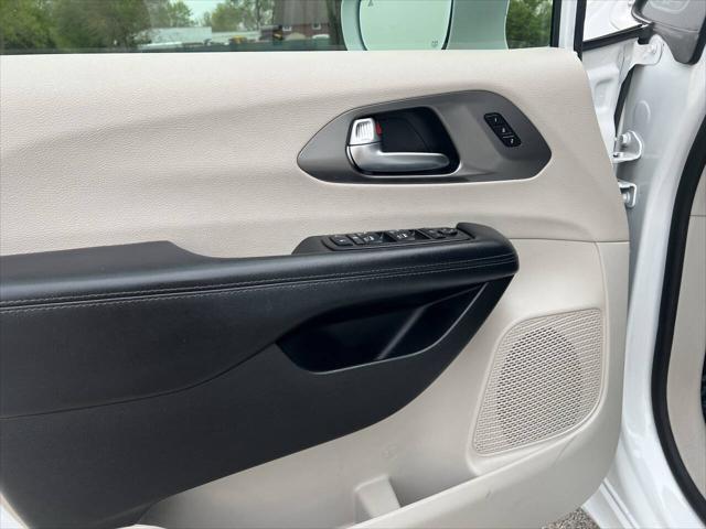 Photo of 2019 Bright White Clearcoat Chrysler Pacifica
