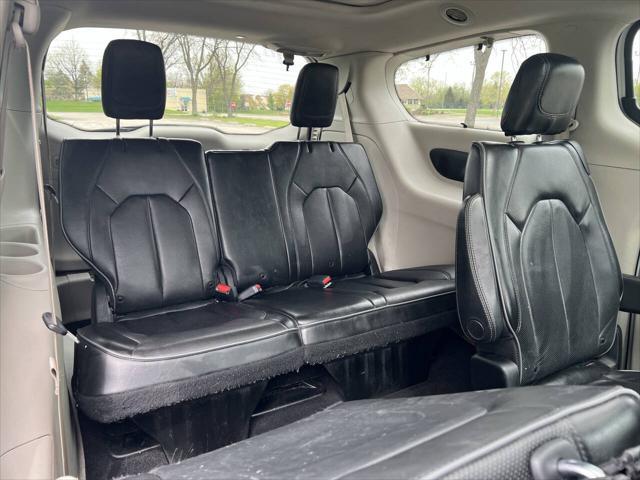 Photo of 2019 Bright White Clearcoat Chrysler Pacifica