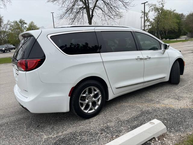 Photo of 2019 Bright White Clearcoat Chrysler Pacifica