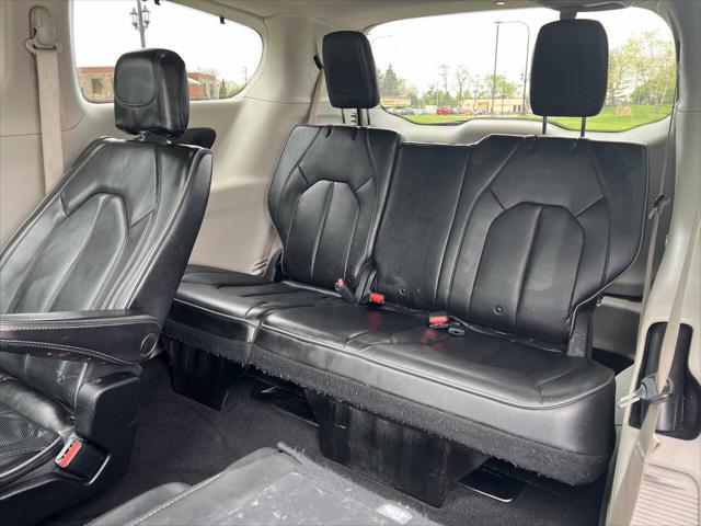 Photo of 2019 Bright White Clearcoat Chrysler Pacifica