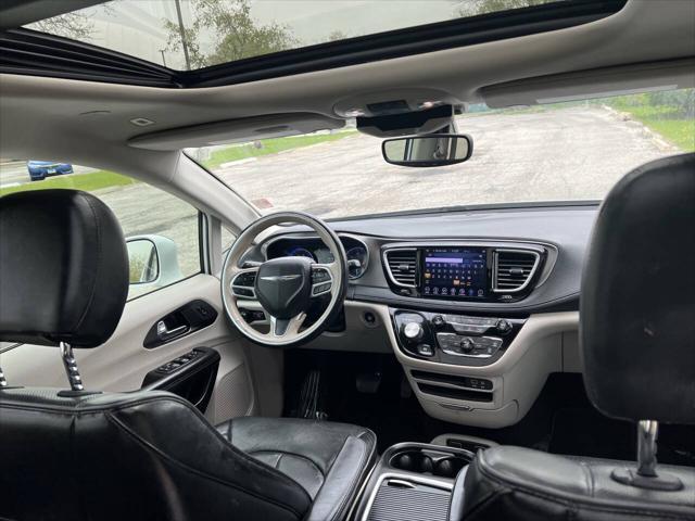 Photo of 2019 Bright White Clearcoat Chrysler Pacifica