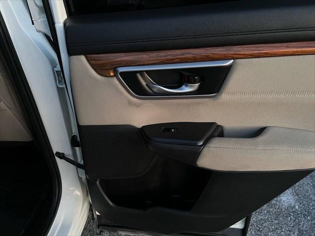 Photo of 2018 White Diamond Pearl Honda CR-V